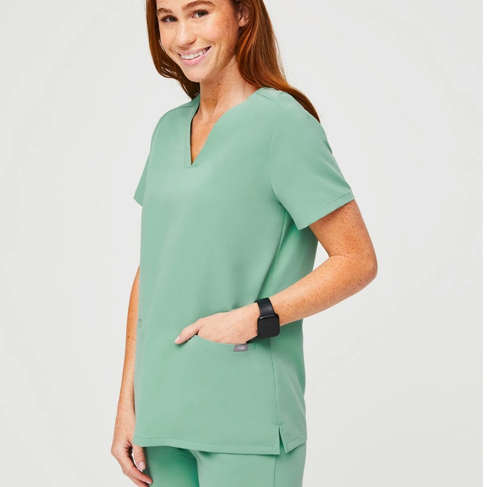 Relaxed Boxy Green Top with V-Neck and Short Sleeves